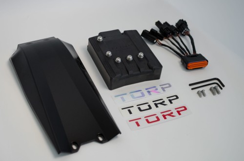 Sterownik TC1000 Torp dla Surron Light Bee – kompletny zestaw z kontrolerem, wiązką i osłoną na stole.