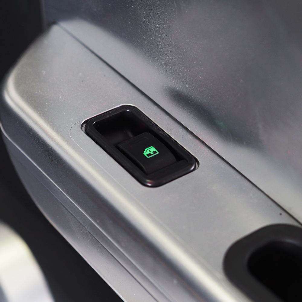Motorower trójkołowy zabudowany ARIEL Basic – Wygoda jak w aucie
