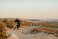 Motocykl elektryczny Zero XB 50 cm³ podczas jazdy po krętej drodze terenowej – enduro elektryczne z homologacją AM.