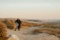 Motocykl elektryczny Zero XB 50 cm³ podczas jazdy po krętej drodze terenowej – enduro elektryczne z homologacją AM.