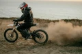 Zero XB – motocykl elektryczny enduro 50 cm³ dynamicznie rusza z miejsca na szutrowej trasie off-road.