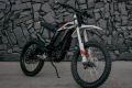 Zero XB – motocykl elektryczny enduro 50 cm³ na tle zieleni, lekka rama aluminiowa i nowoczesny design.