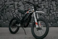 Zero XB – motocykl elektryczny enduro 50 cm³ na tle zieleni, lekka rama aluminiowa i nowoczesny design.