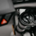 Regulowane zawieszenie motocykla ZERO XE – komfort i stabilność w motocyklu elektrycznym enduro.