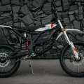 ZERO XE – motocykl elektryczny enduro na tle zieleni, idealny do jazdy terenowej i miejskiej.