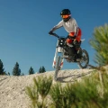 Motocykl elektryczny enduro ZERO XE – test terenowy podczas podjazdu po wzgórzu.