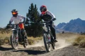 Dwa motocykle elektryczne ZERO XE enduro w akcji – jazda po szutrowym terenie.
