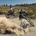 Motocykle ZERO XE – scena z jazdy enduro, poślizg i pełna kontrola napędu elektrycznego.