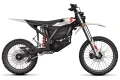 Motocykl elektryczny enduro ZERO XE – pełen widok z boku, dynamiczny design i zawieszenie klasy 125 cm³.