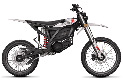 Motocykl elektryczny enduro ZERO XE – pełen widok z boku, dynamiczny design i zawieszenie klasy 125 cm³.
