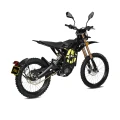 Surron Light Bee L1e 2026 czarny – ujęcie skośne od tyłu