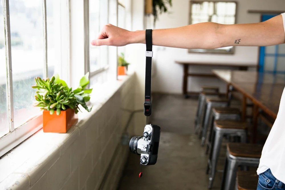 Peak Design Cuff V3 – pasek na nadgarstek do aparatu, czarny – Łączy się z resztą systemu